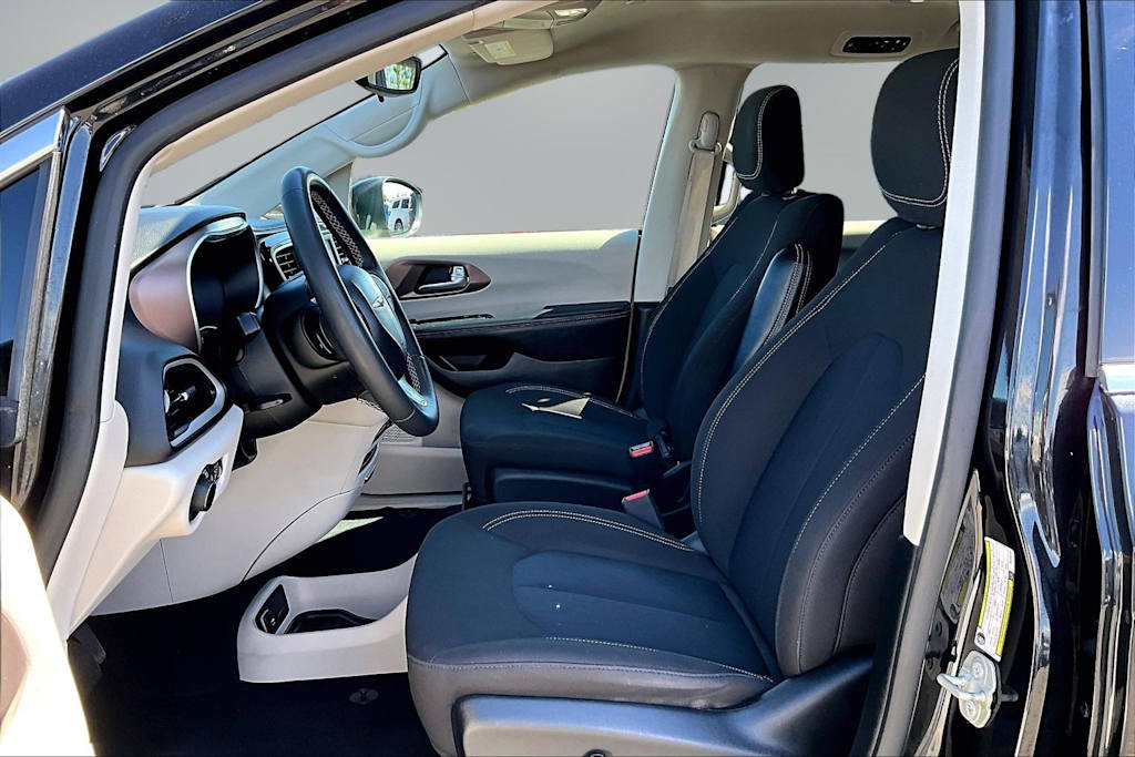 Thumbnail: 2023 Chrysler Voyager - 10