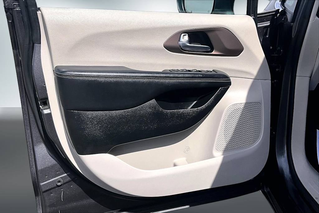 Thumbnail: 2023 Chrysler Voyager - 28