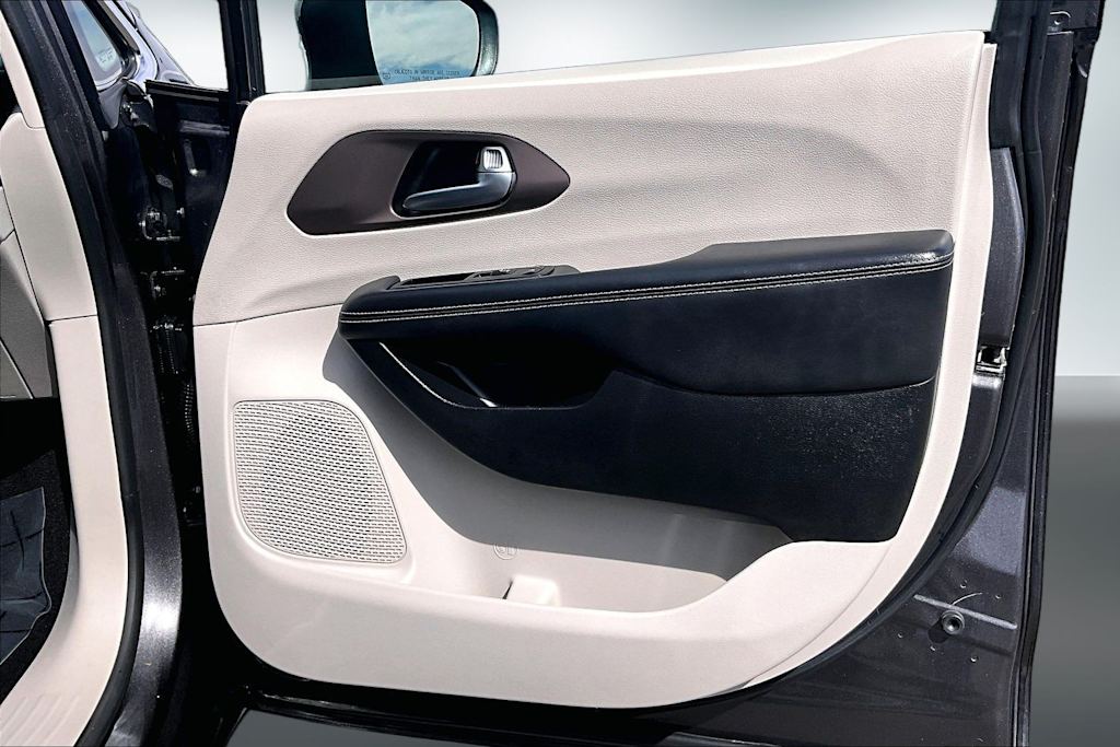 Thumbnail: 2023 Chrysler Voyager - 29