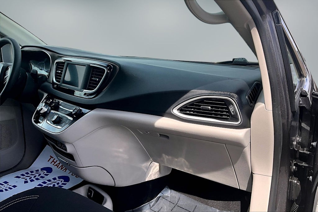 Thumbnail: 2023 Chrysler Voyager - 24
