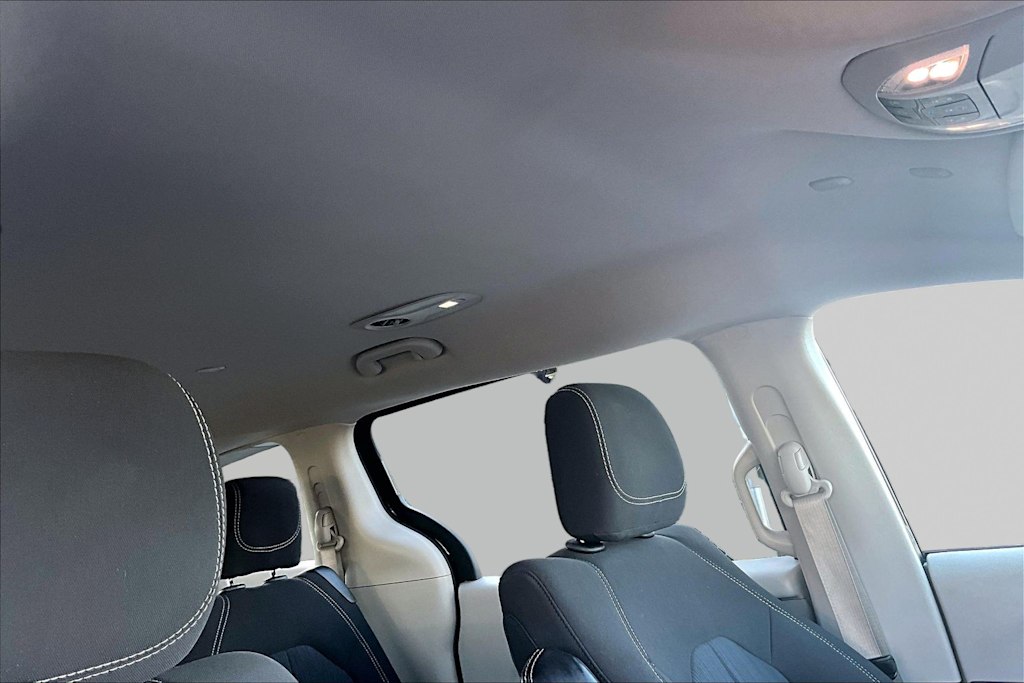 Thumbnail: 2023 Chrysler Voyager - 32