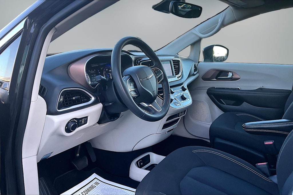 Thumbnail: 2023 Chrysler Voyager - 2