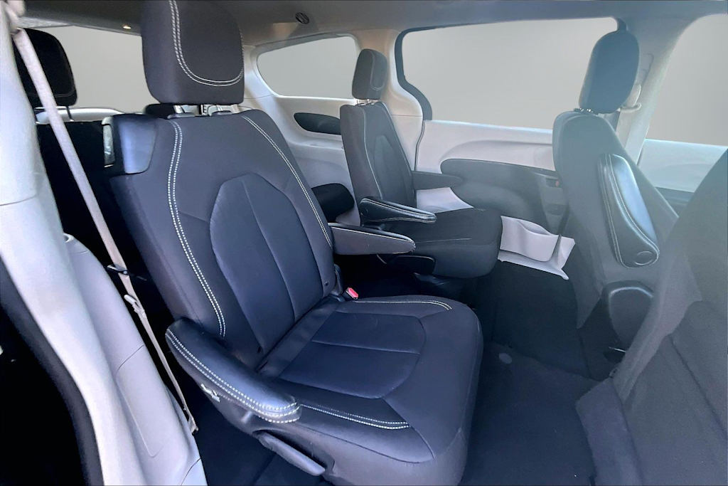 Thumbnail: 2023 Chrysler Voyager - 30