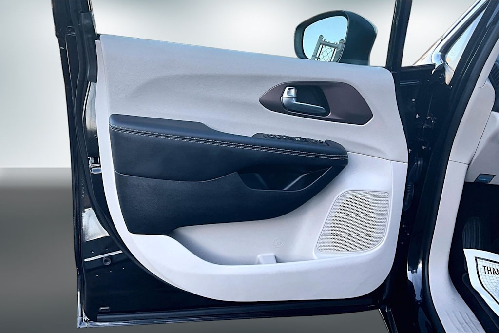 Thumbnail: 2023 Chrysler Voyager - 28