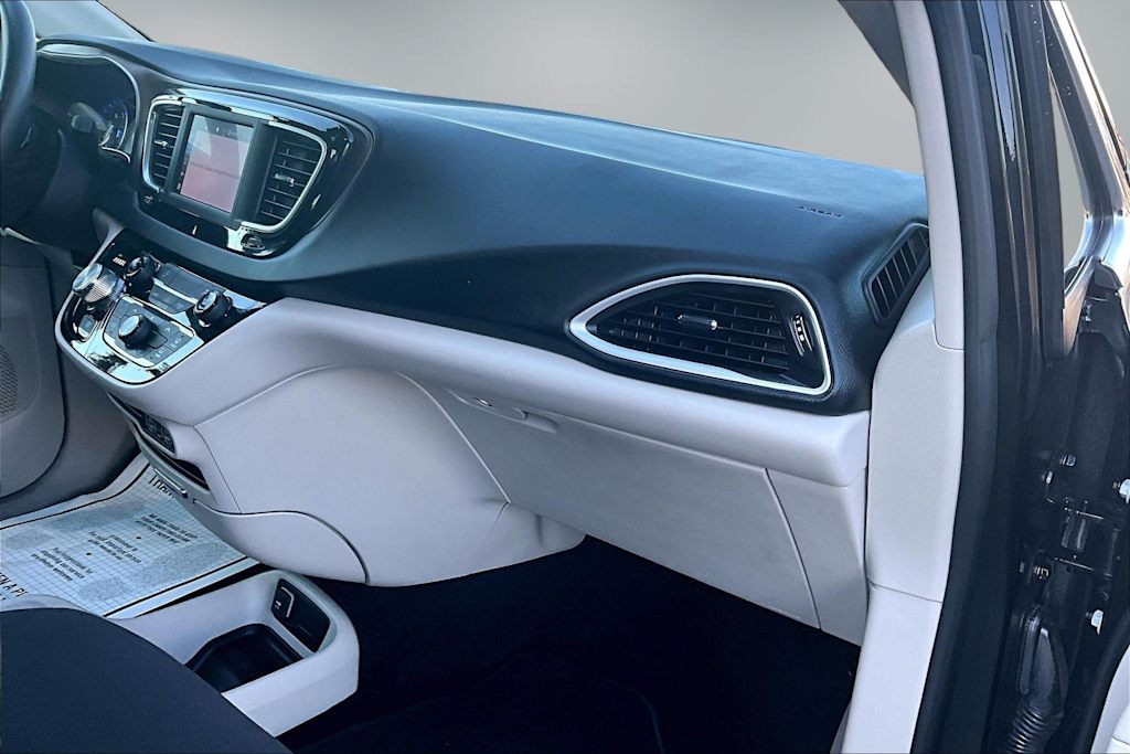 Thumbnail: 2023 Chrysler Voyager - 24