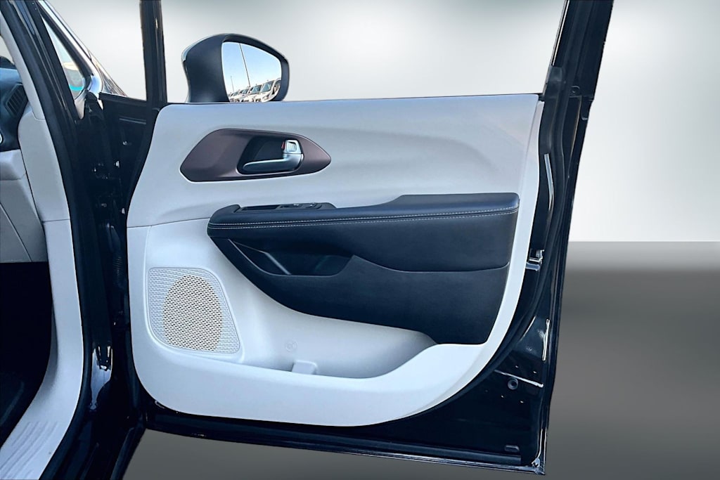 Thumbnail: 2023 Chrysler Voyager - 29