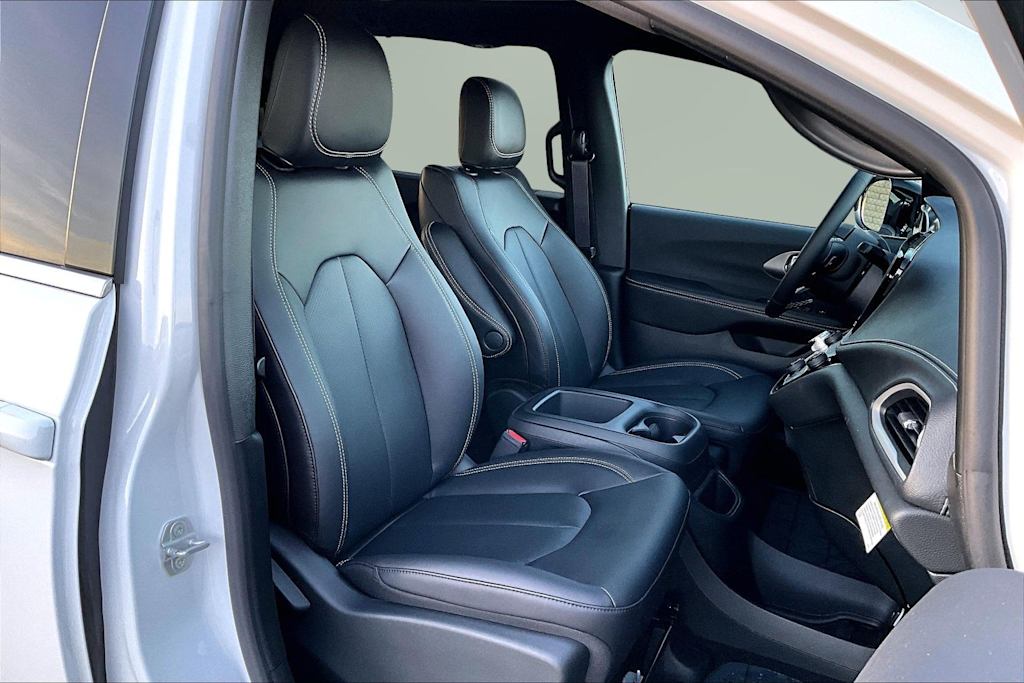 Thumbnail: 2026 Chrysler Pacifica - 12