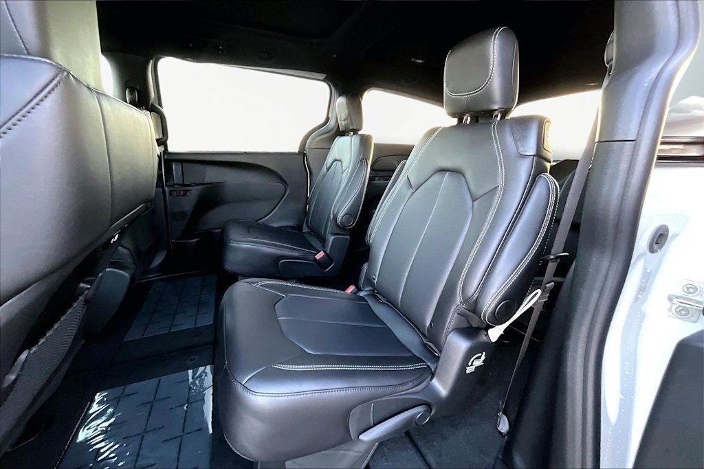 Thumbnail: 2026 Chrysler Pacifica - 21