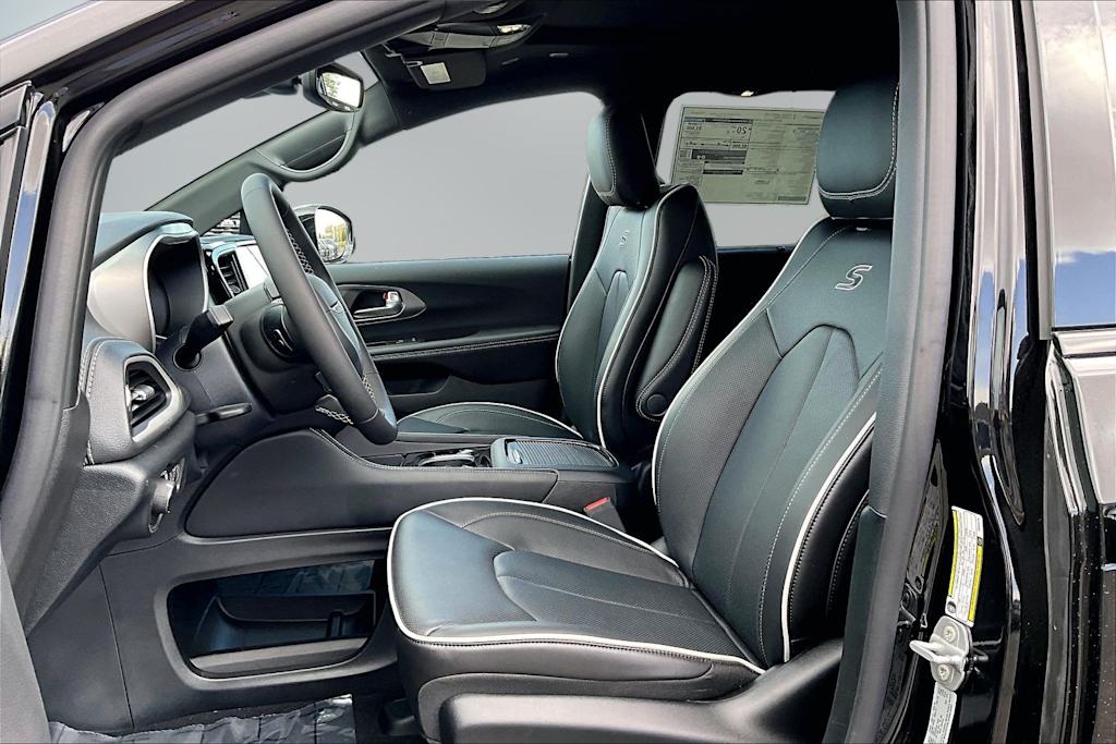 Thumbnail: 2027 Chrysler Pacifica - 10