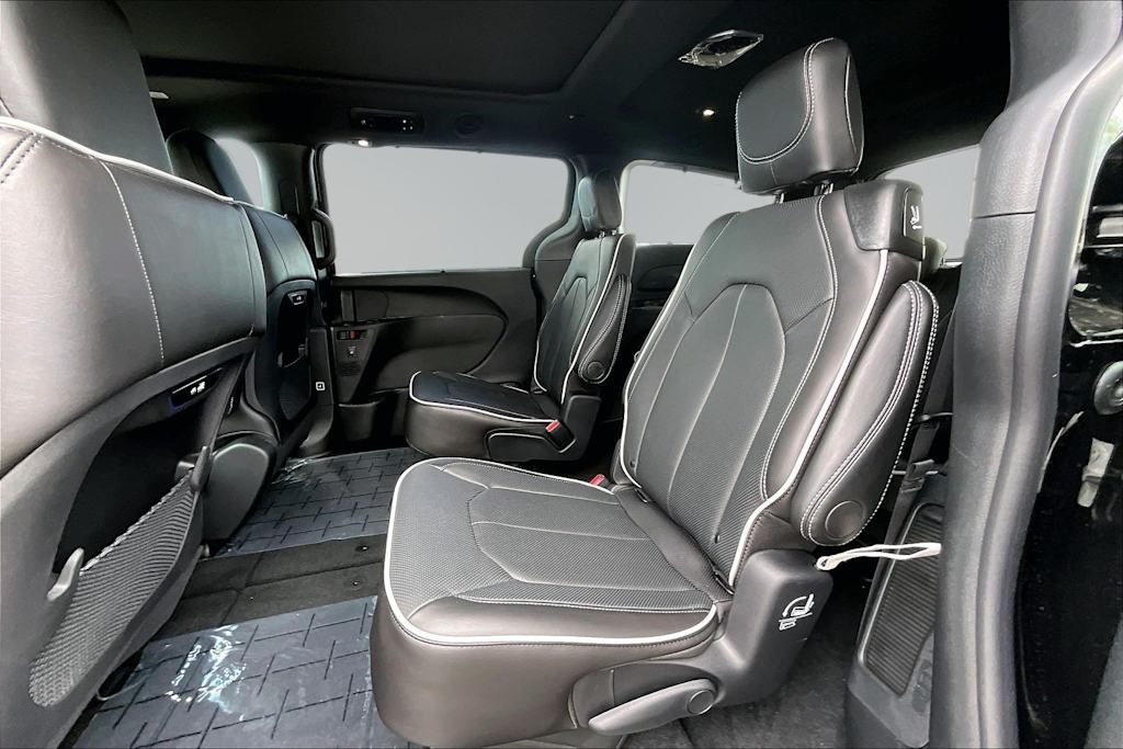Thumbnail: 2027 Chrysler Pacifica - 20