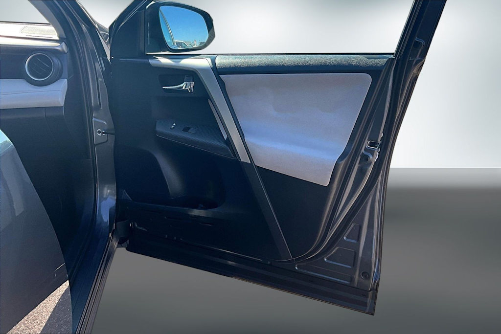 Thumbnail: 2015 Toyota RAV4 - 28