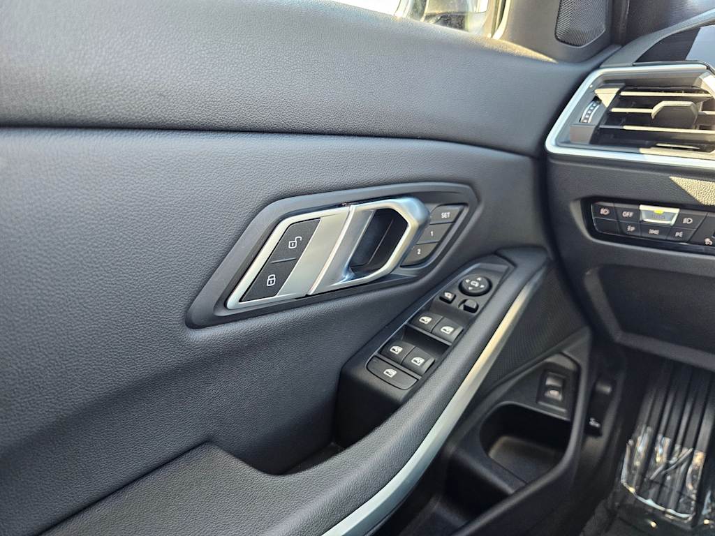 2022 BMW 3 Series 330xi 29