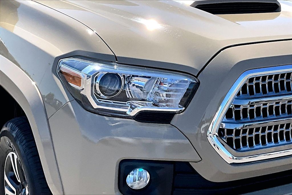Thumbnail: 2017 Toyota Tacoma - 31