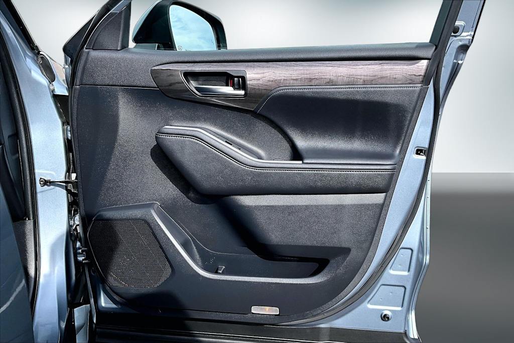 Thumbnail: 2020 Toyota Highlander - 28