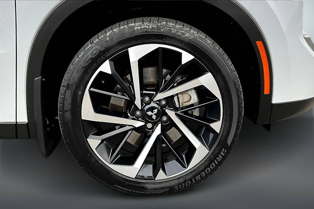 Thumbnail: 2023 Mitsubishi Outlander - 36