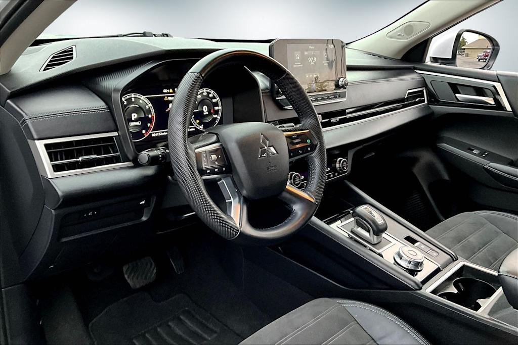 Thumbnail: 2023 Mitsubishi Outlander - 2