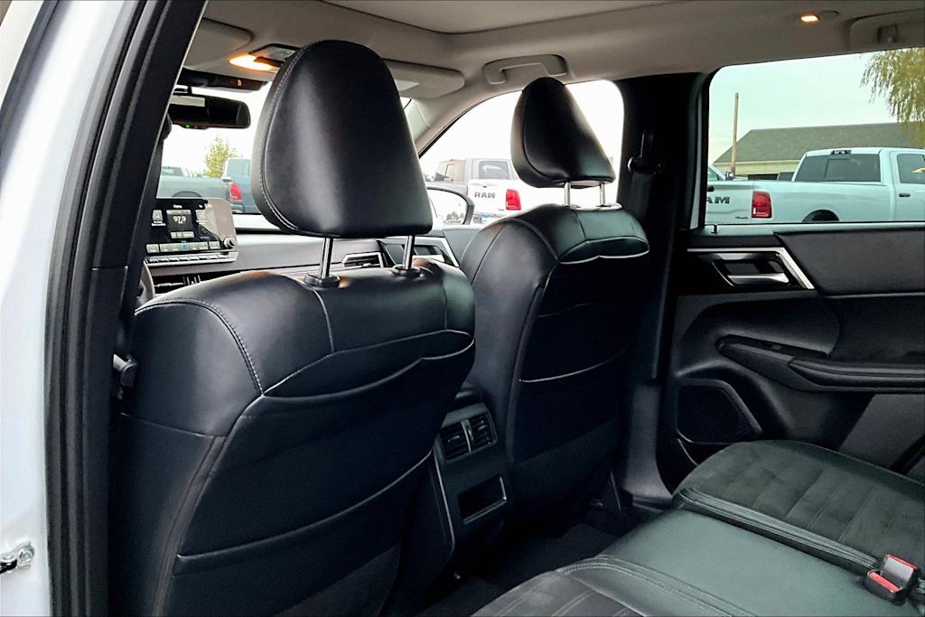 Thumbnail: 2023 Mitsubishi Outlander - 13