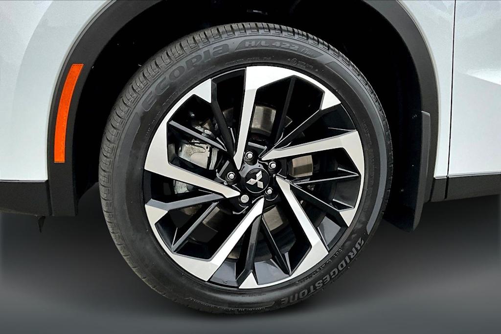 Thumbnail: 2023 Mitsubishi Outlander - 8