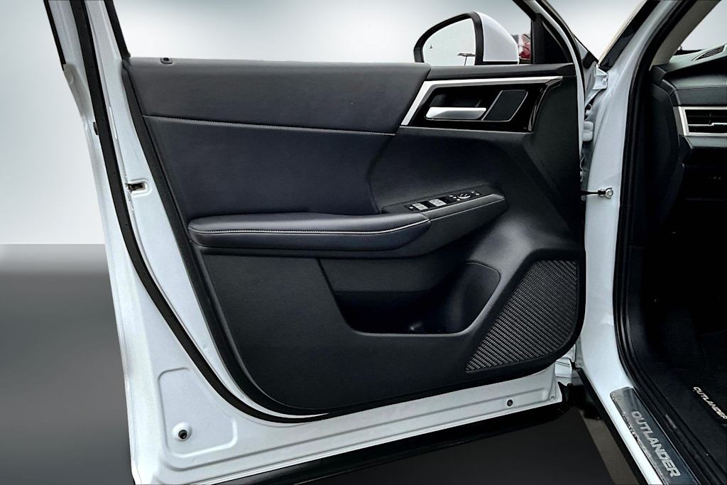 Thumbnail: 2023 Mitsubishi Outlander - 27