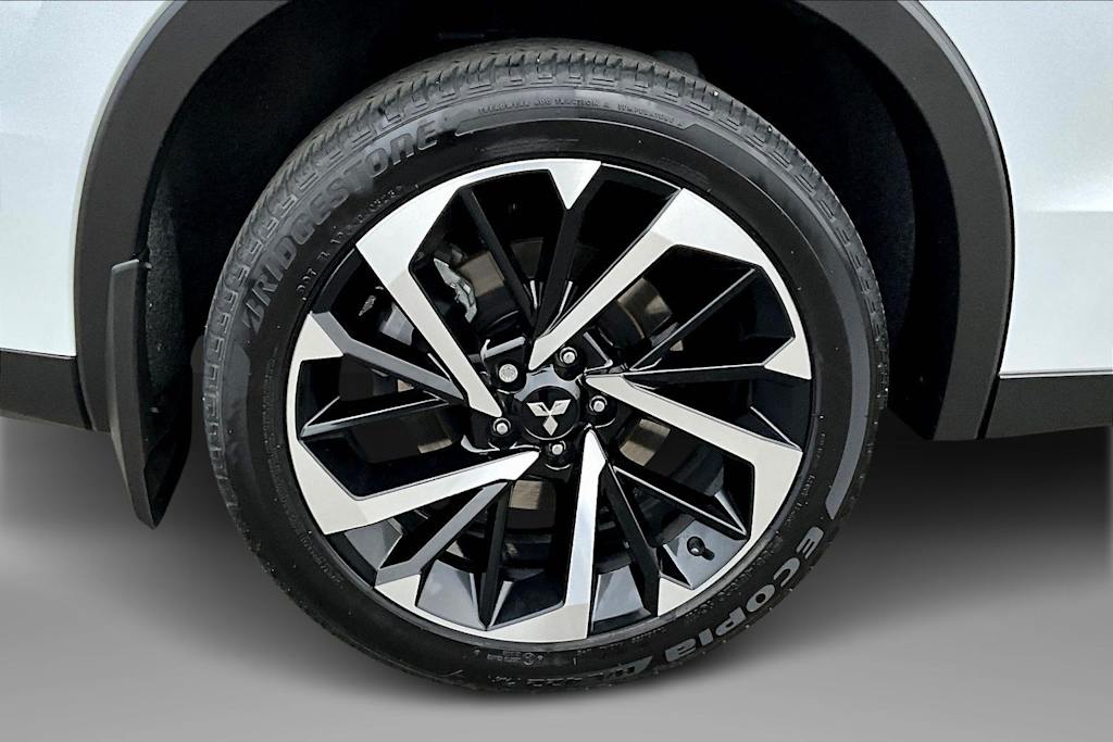 Thumbnail: 2023 Mitsubishi Outlander - 37