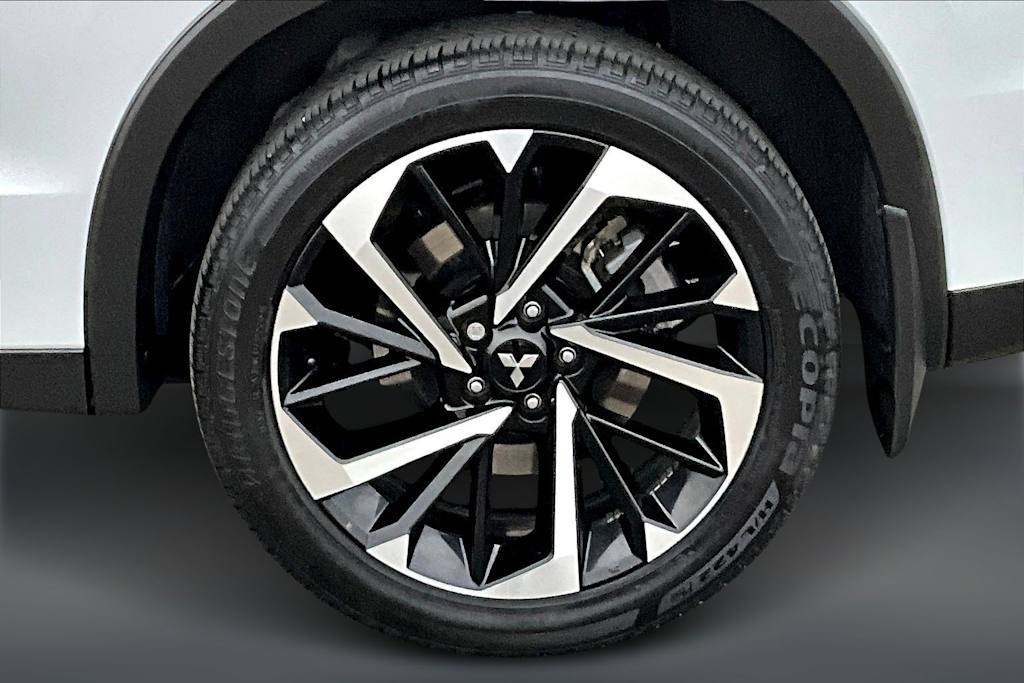 Thumbnail: 2023 Mitsubishi Outlander - 38