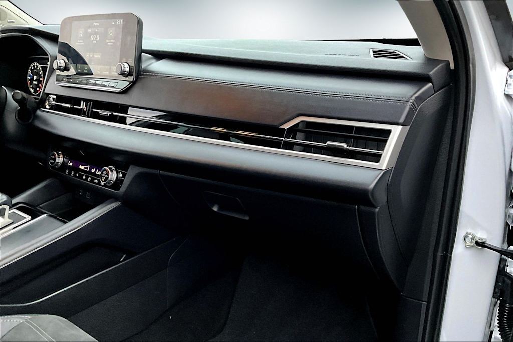 Thumbnail: 2023 Mitsubishi Outlander - 24