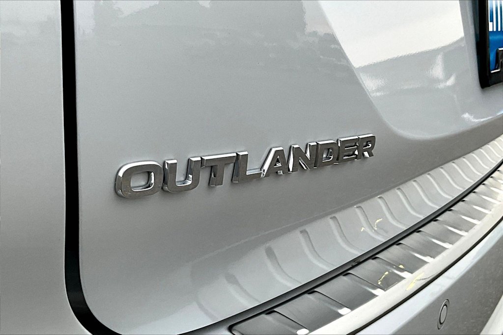 Thumbnail: 2023 Mitsubishi Outlander - 7