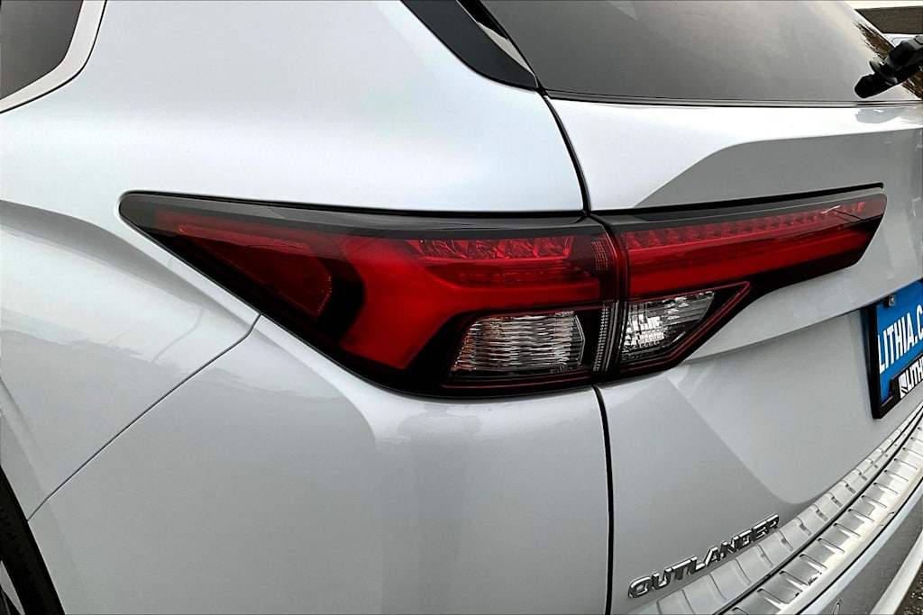 Thumbnail: 2023 Mitsubishi Outlander - 34