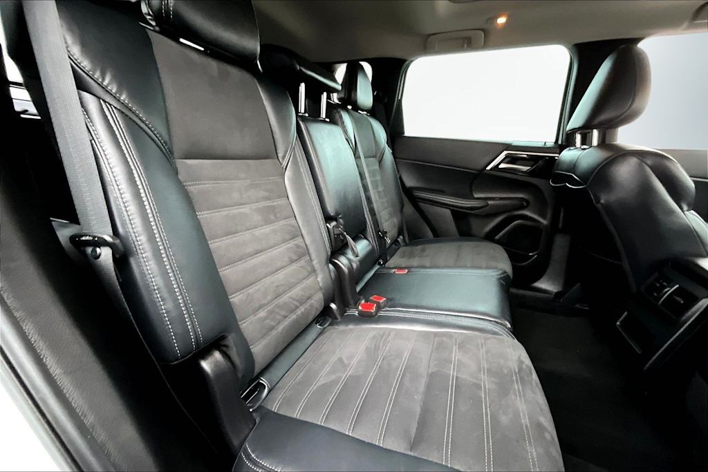 Thumbnail: 2023 Mitsubishi Outlander - 30