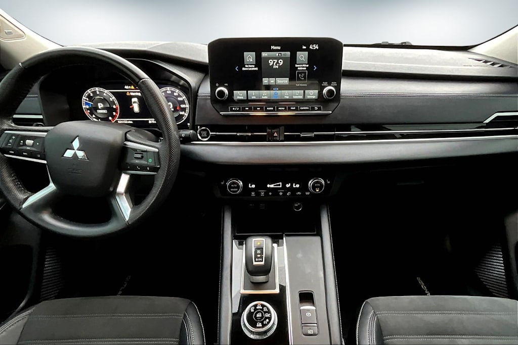 Thumbnail: 2023 Mitsubishi Outlander - 10