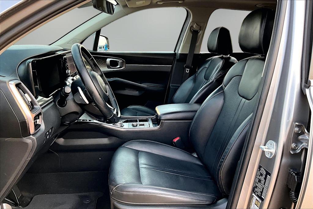 Thumbnail: 2023 Kia Sorento - 11