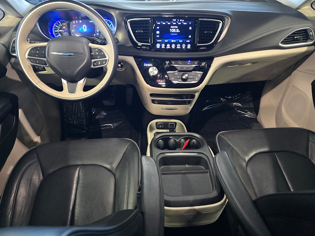Thumbnail: 2017 Chrysler Pacifica - 9
