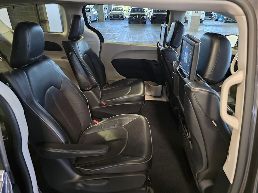 Thumbnail: 2017 Chrysler Pacifica - 11