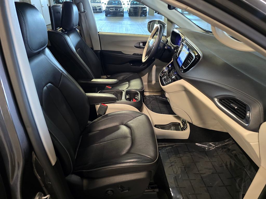 Thumbnail: 2017 Chrysler Pacifica - 35
