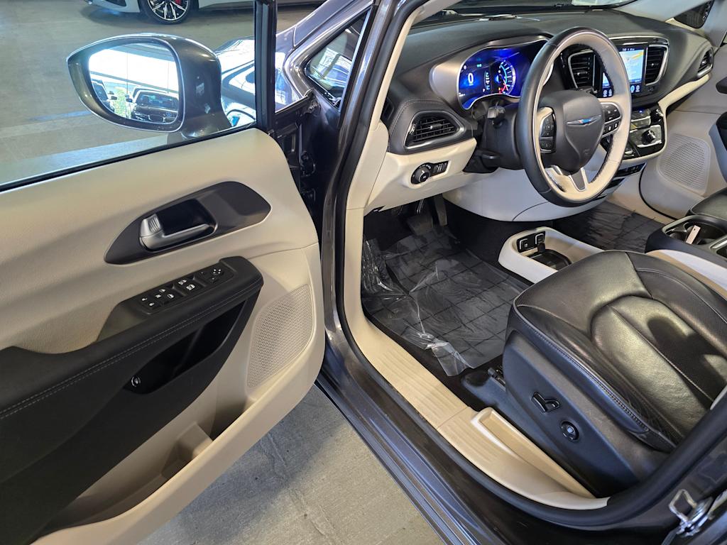 Thumbnail: 2017 Chrysler Pacifica - 13