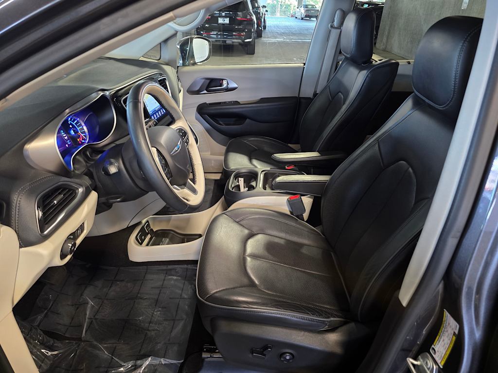 Thumbnail: 2017 Chrysler Pacifica - 10