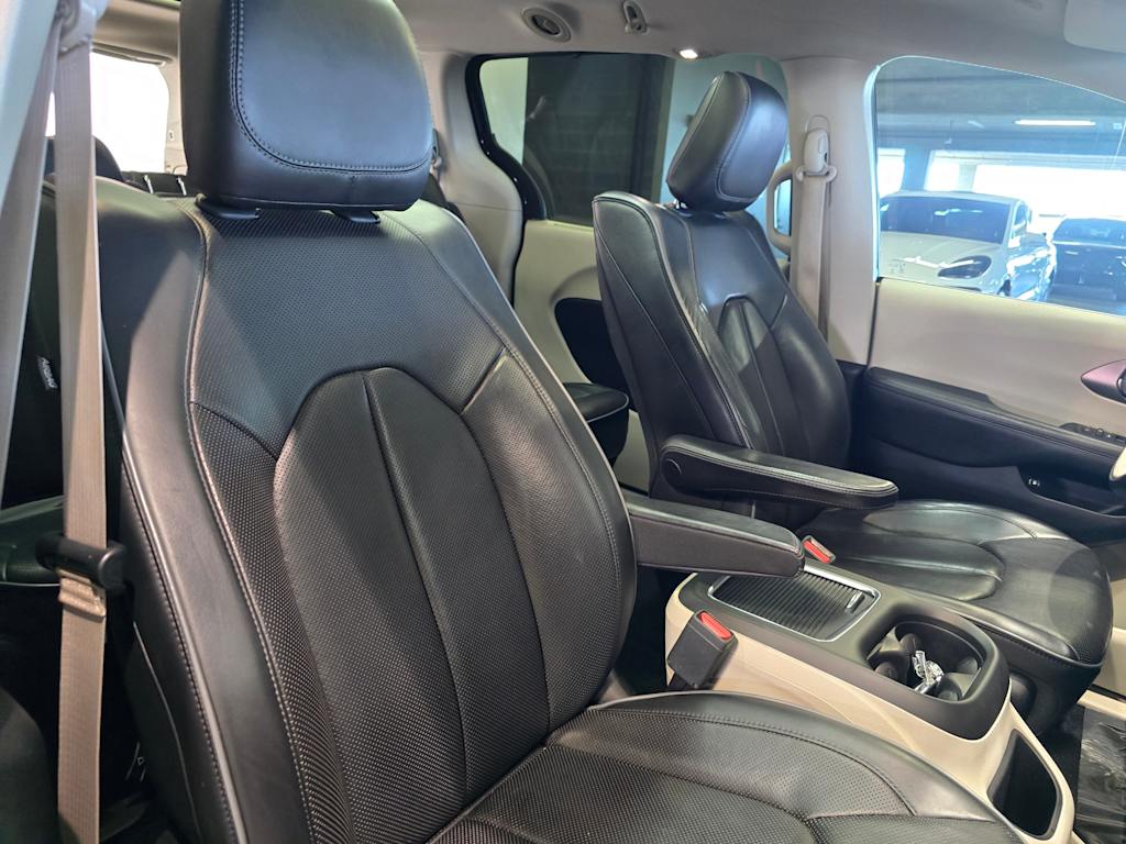 Thumbnail: 2018 Chrysler Pacifica - 12