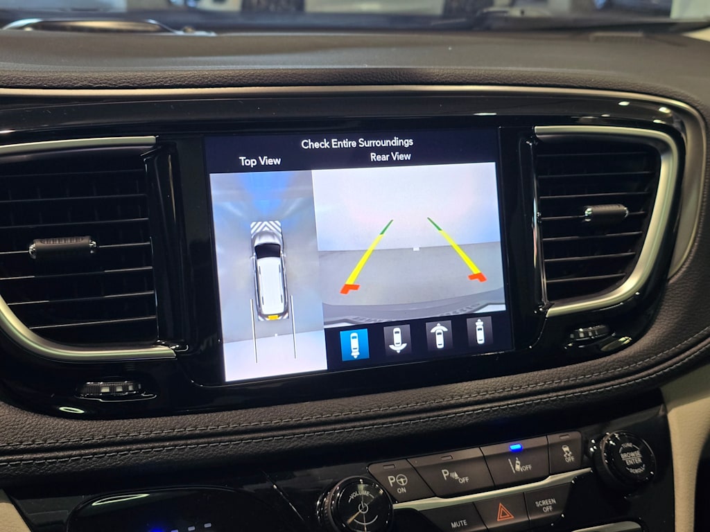 Thumbnail: 2018 Chrysler Pacifica - 16