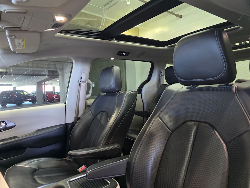 Thumbnail: 2018 Chrysler Pacifica - 30