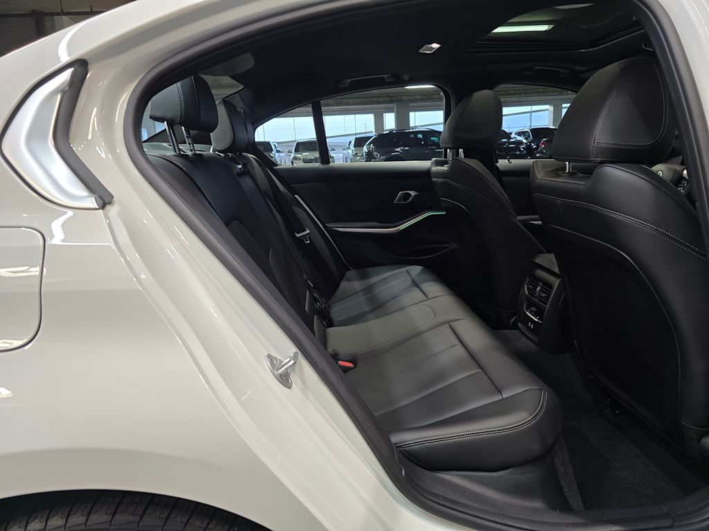 Thumbnail: 2025 BMW 3 Series - 32