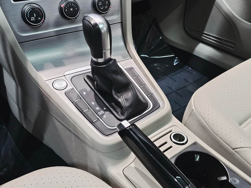 Thumbnail: 2017 Volkswagen Golf - 15