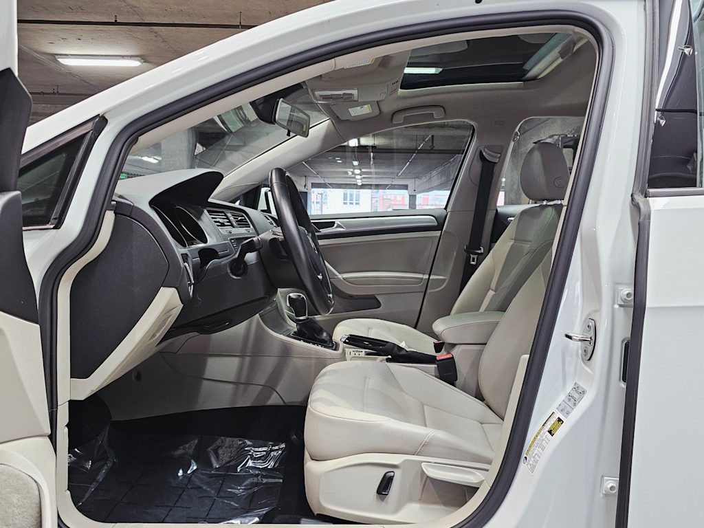 Thumbnail: 2017 Volkswagen Golf - 10