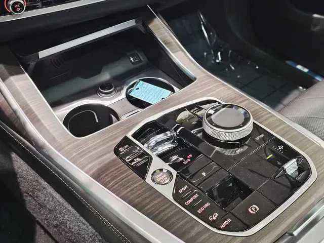 Thumbnail: 2026 BMW X7 - 16