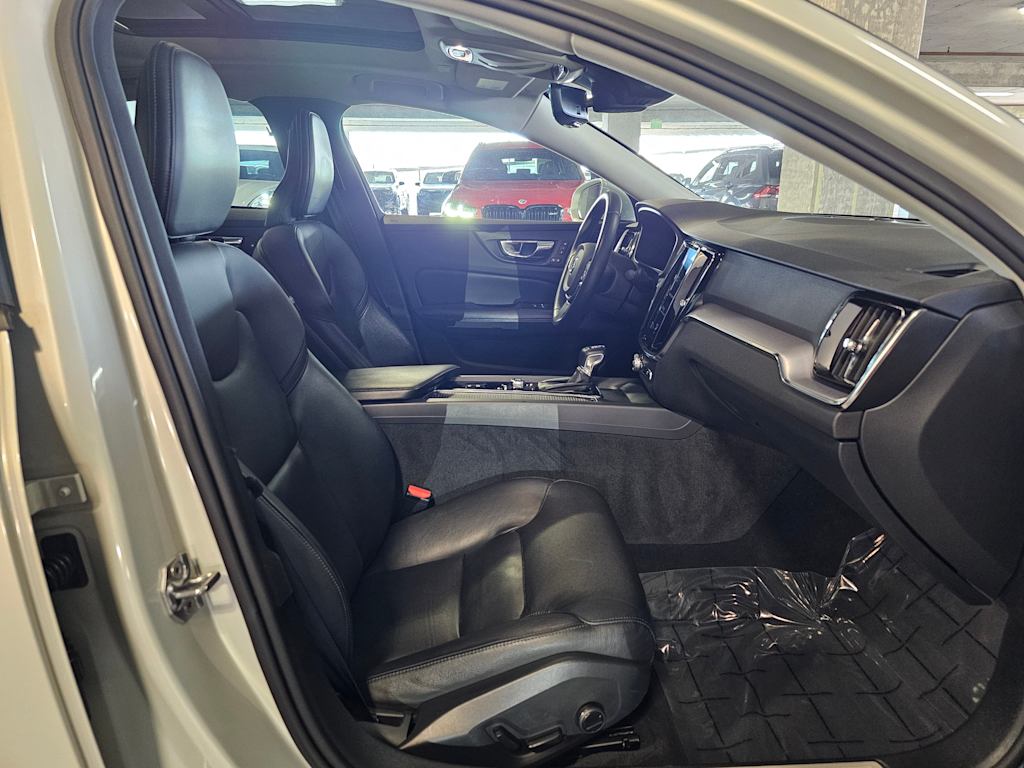 Thumbnail: 2020 Volvo S60 - 32