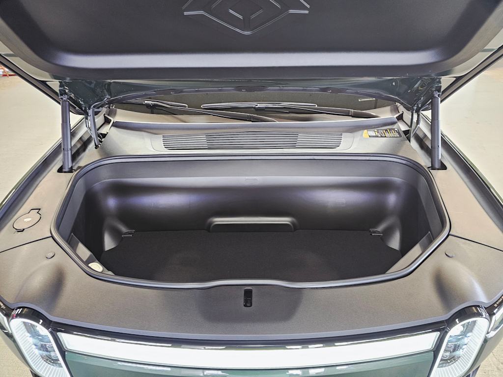 Thumbnail: 2023 Rivian R1S - 9