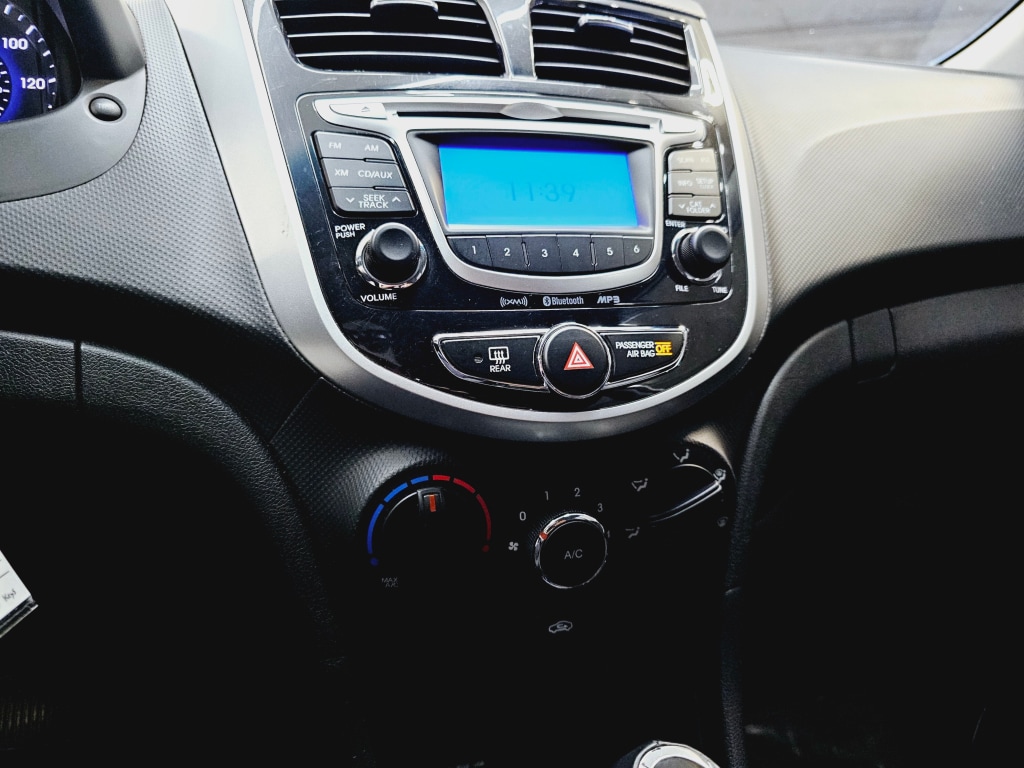 2013 Hyundai Accent SE 23