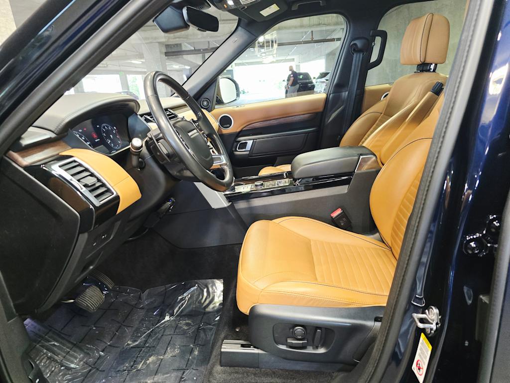 Thumbnail: 2020 Land Rover Discovery - 12