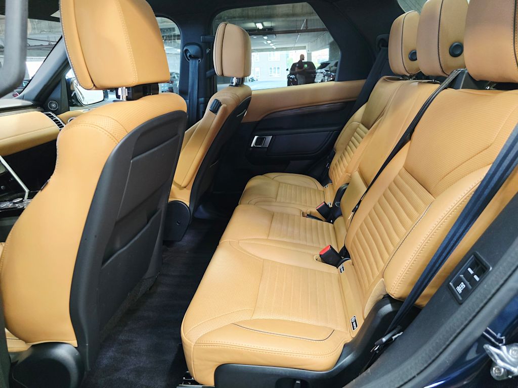 Thumbnail: 2020 Land Rover Discovery - 13