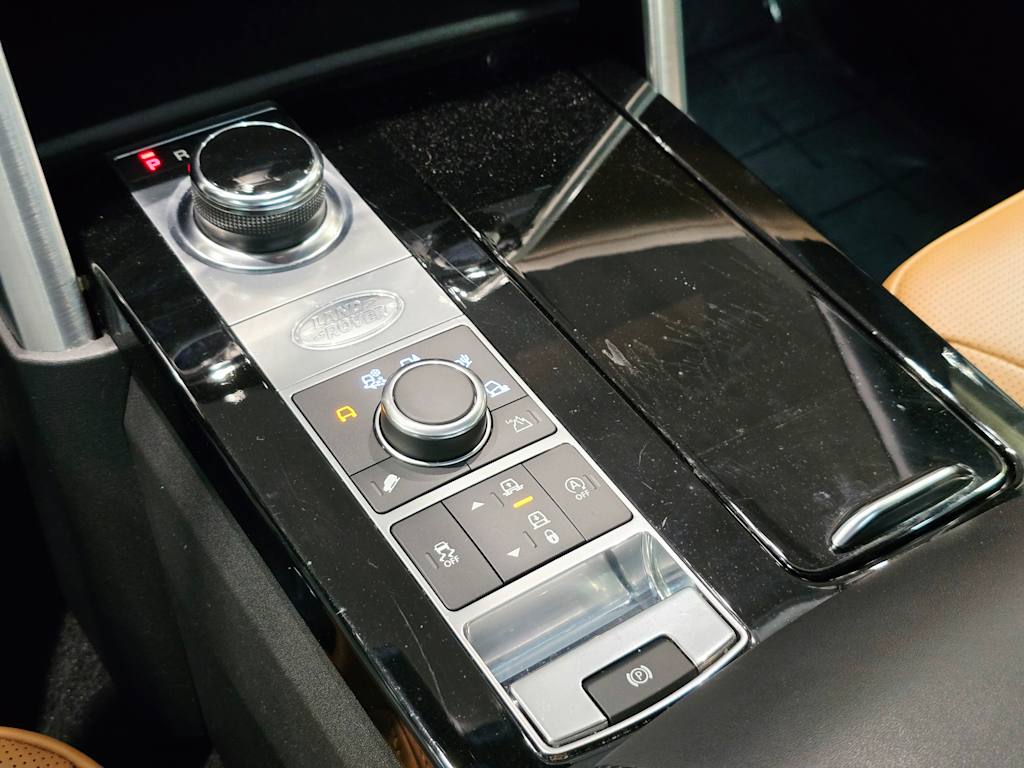 Thumbnail: 2020 Land Rover Discovery - 17