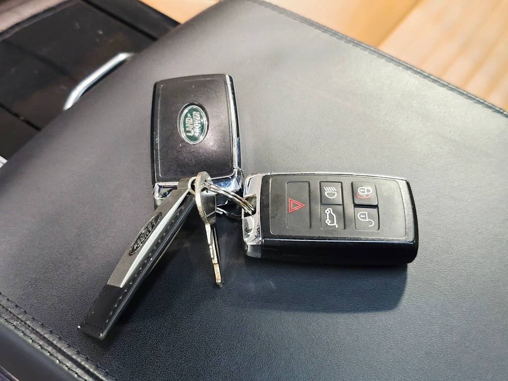 Thumbnail: 2020 Land Rover Discovery - 20